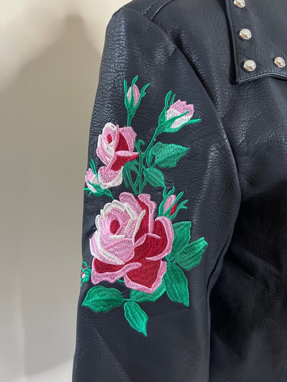 🌸🌹💐🌺Black Floral Studded Vegan Leather Moto Jacket - Picture 5 of 9